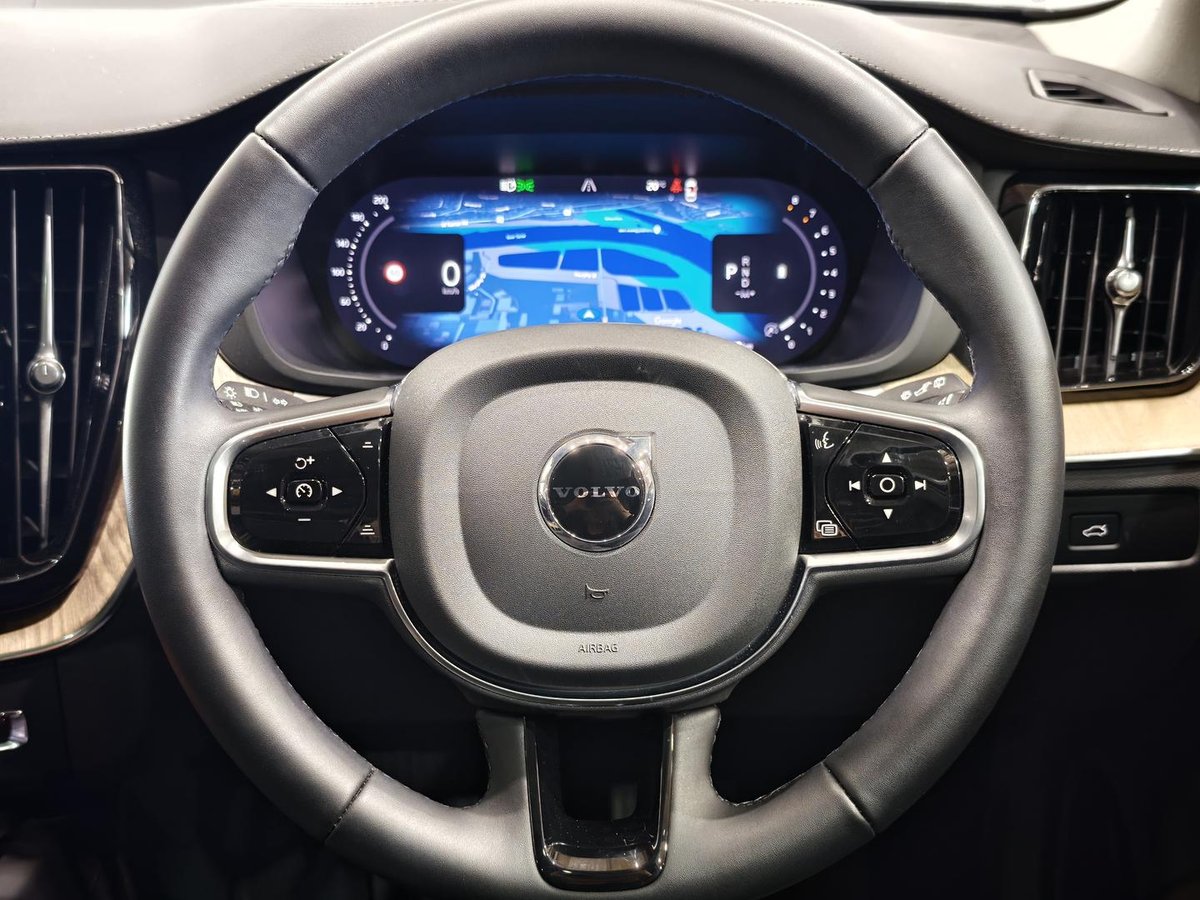 2025 Volvo XC60 Ultra B5 Dark MY26 AWD image 17
