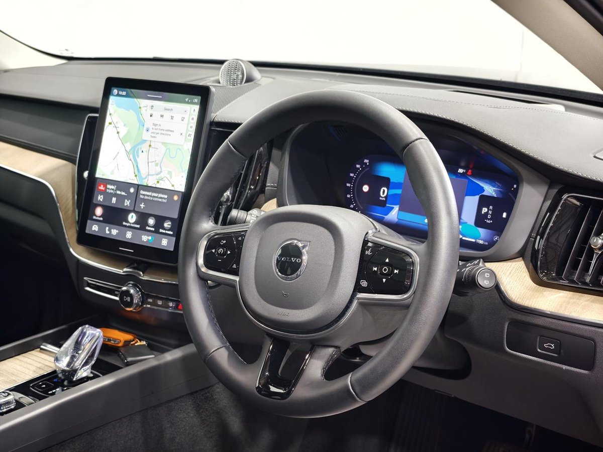 2025 Volvo XC60 Ultra B5 Dark MY26 AWD image 18