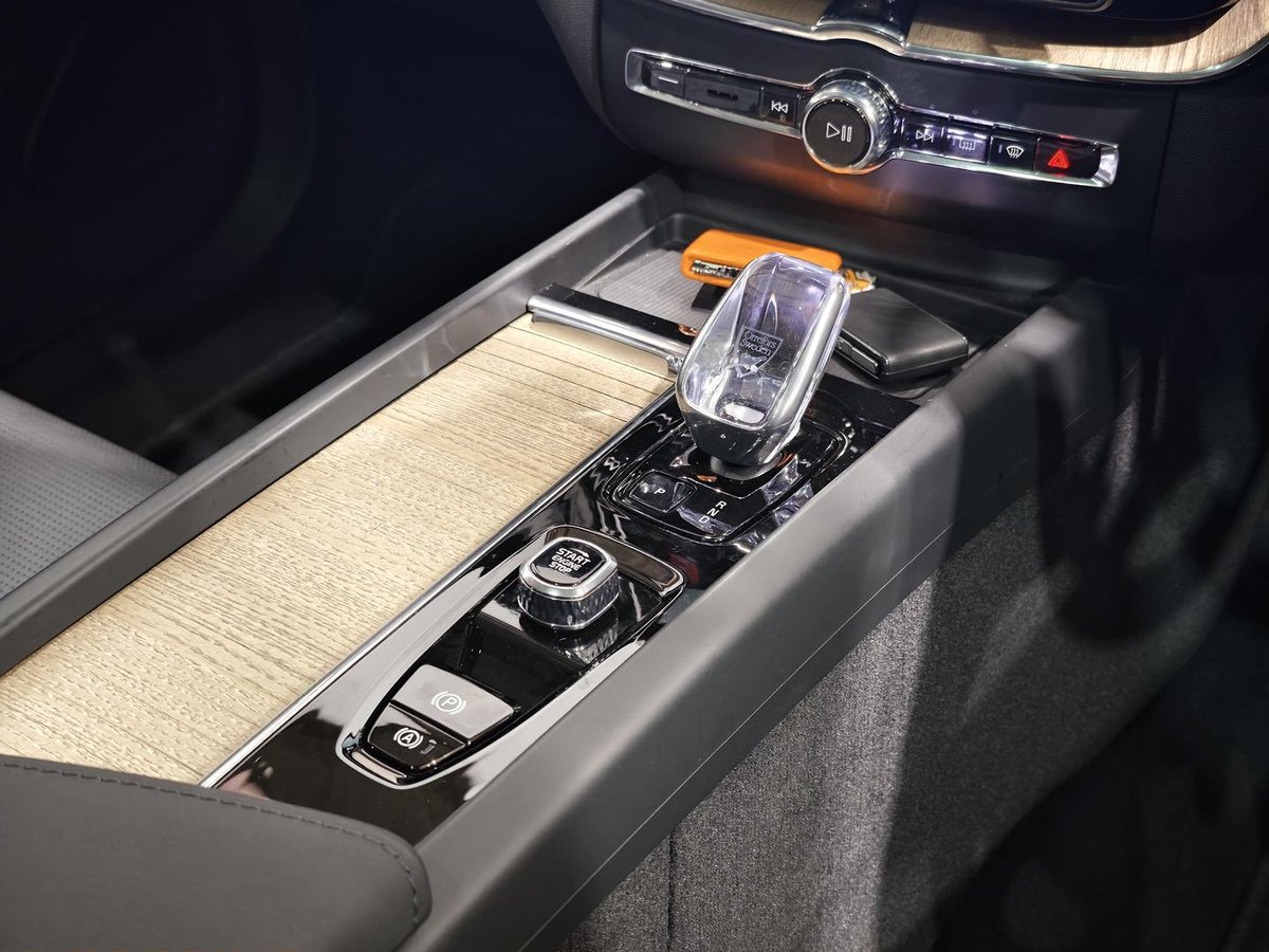 2025 Volvo XC60 Ultra B5 Dark MY26 AWD image 24