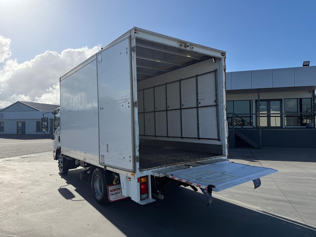 2018 Isuzu N Series NPR 45/55-155 image 9