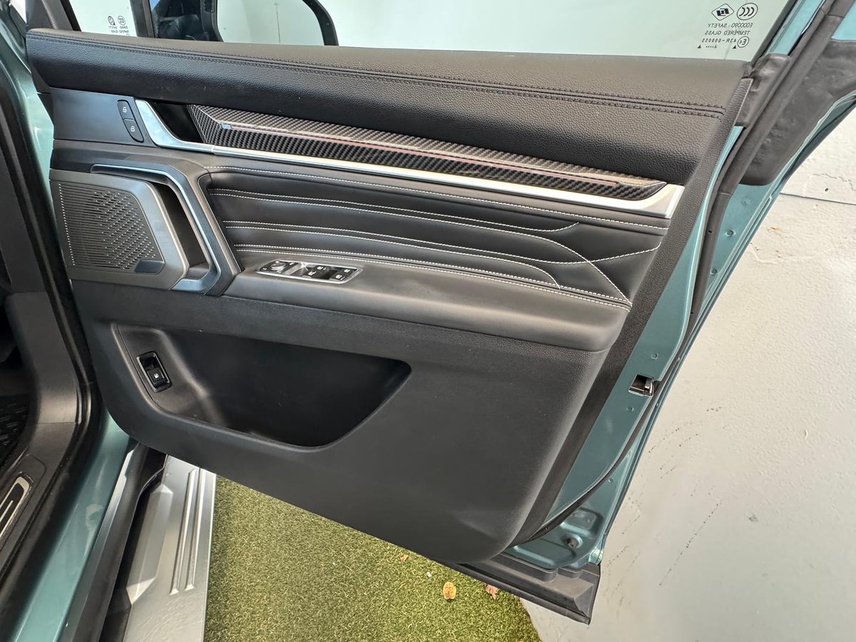 2024 LDV D90 Executive SV9A image 17
