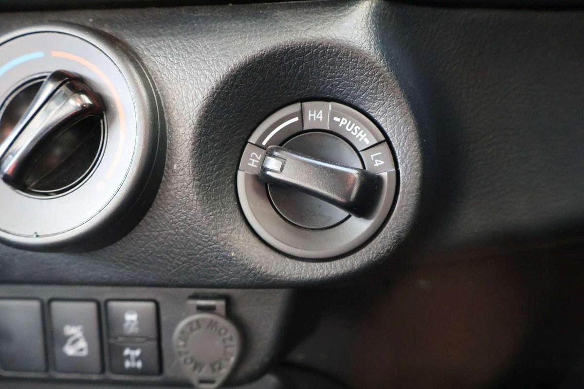 2025 Toyota Hilux SR GUN126R 4X4 Dual Range image 17