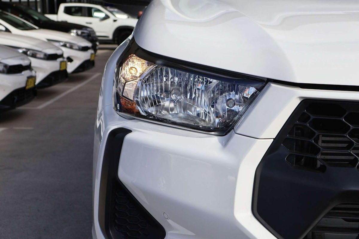 2025 Toyota Hilux SR GUN126R 4X4 Dual Range image 8