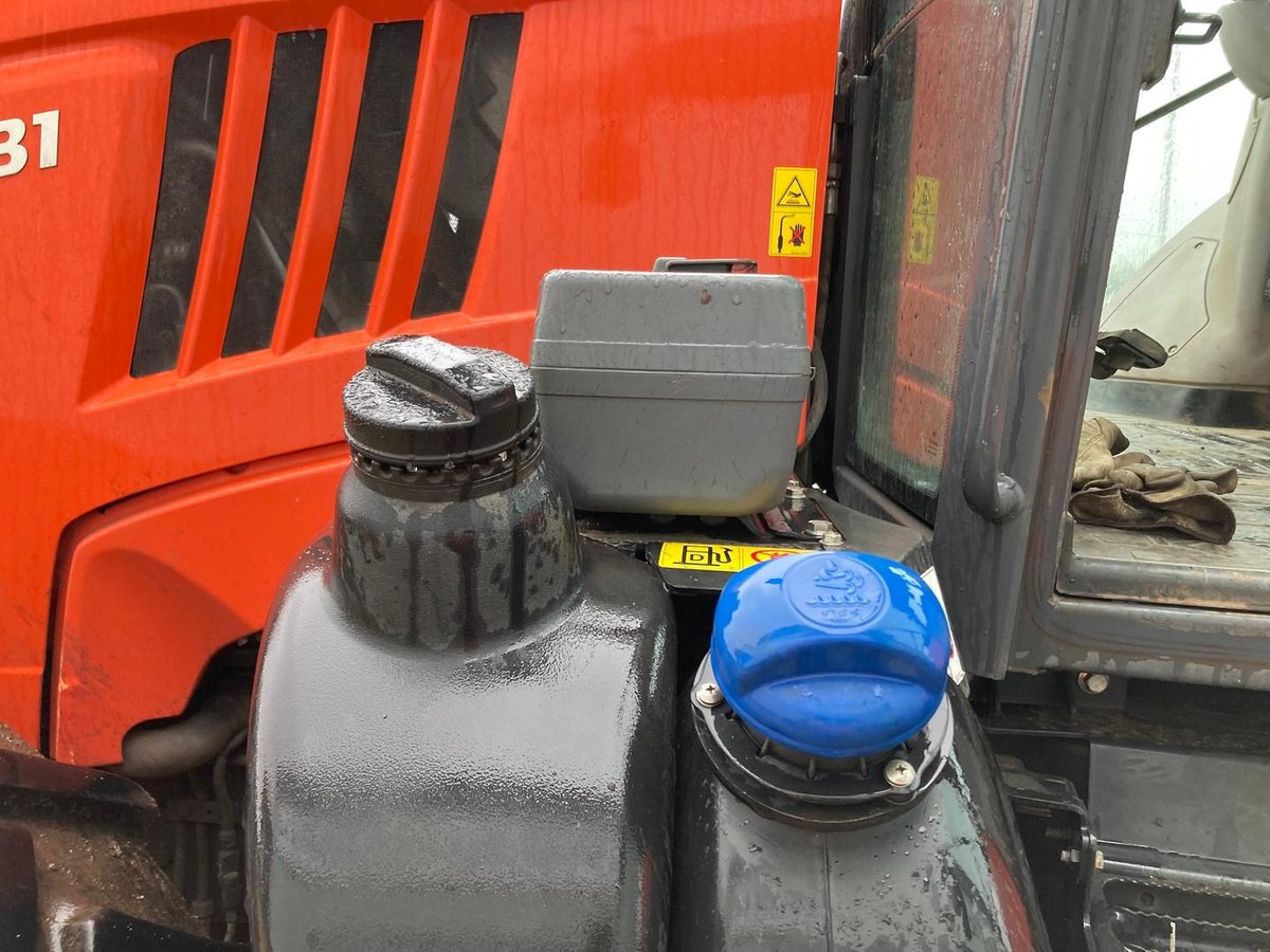 Kubota M7-131 Deluxe image 18