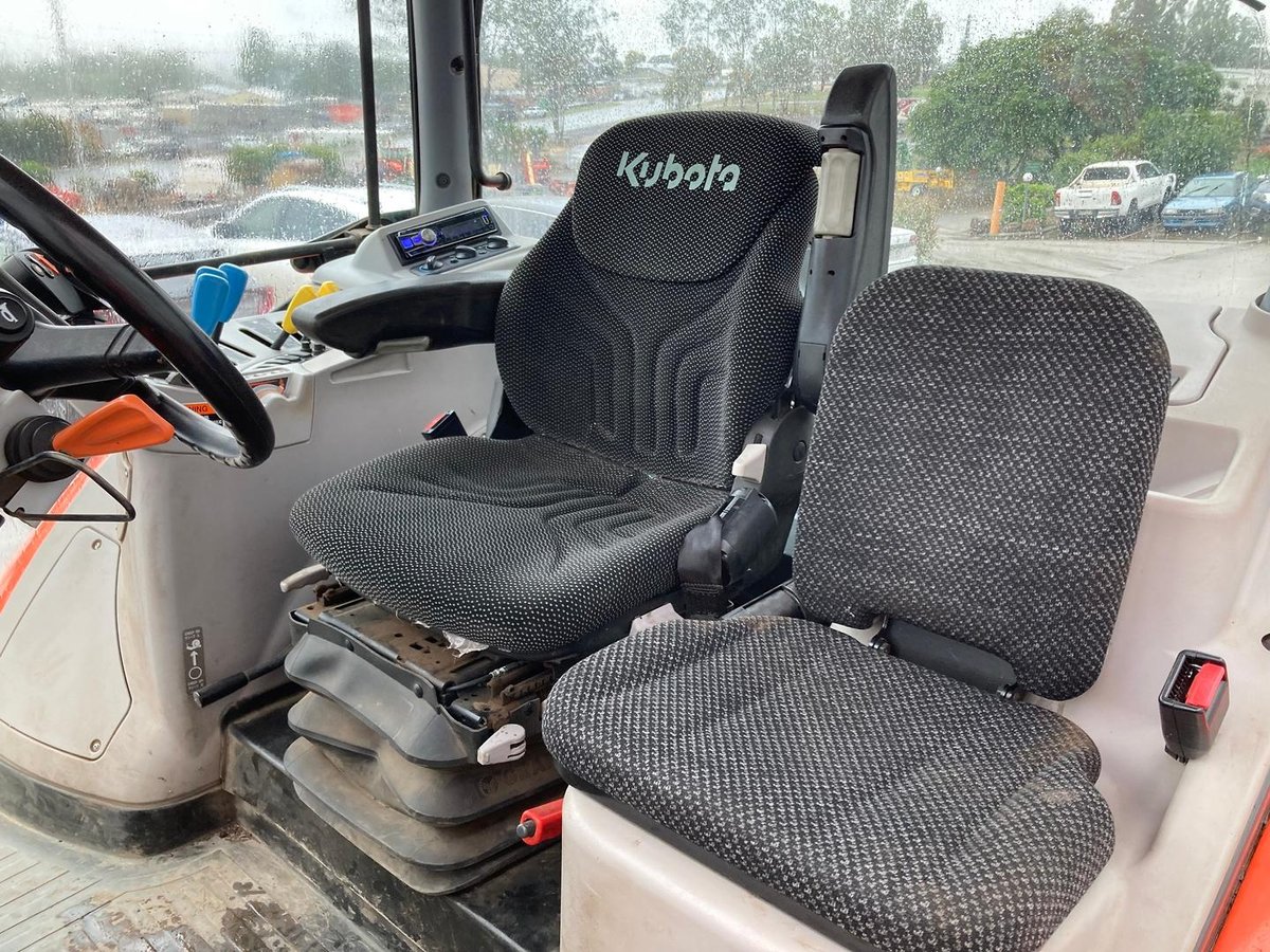 Kubota M7-131 Deluxe image 9