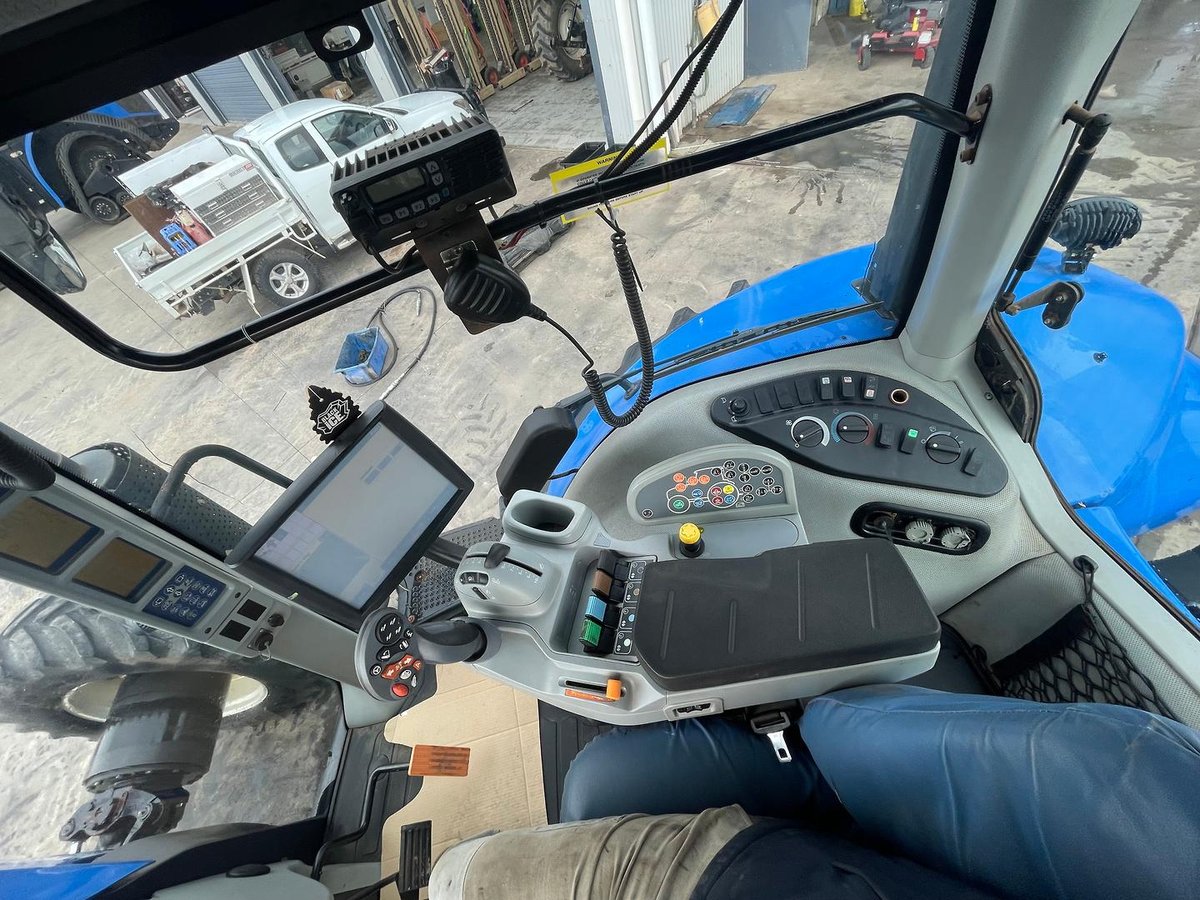 2019 New Holland T8.410 image 10