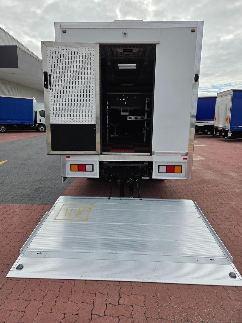 2010 Hino Fc 1018-500 Series Full Service Body And Lift image 4