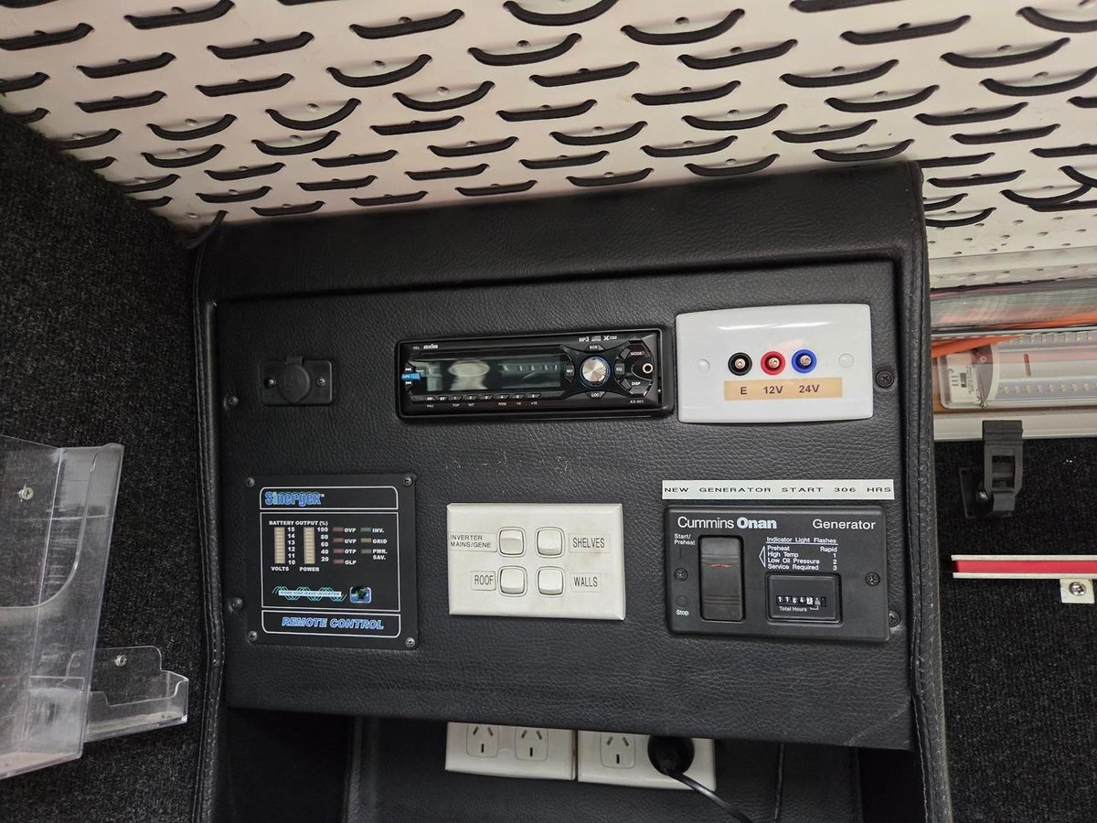 2010 Hino Fc 1018-500 Series Full Service Body And Lift image 5