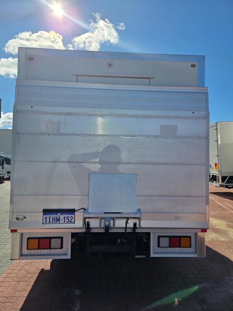 2010 Hino Fc 1018-500 Series Full Service Body And Lift image 36
