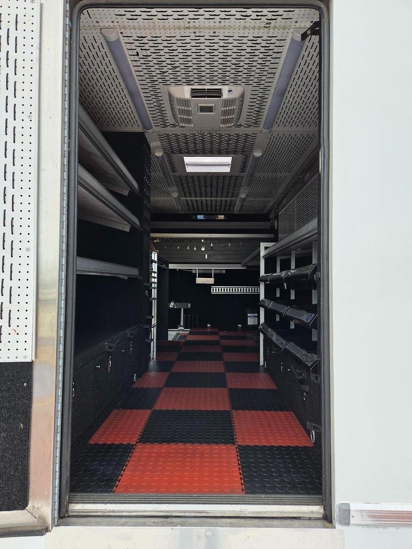 2010 Hino Fc 1018-500 Series Full Service Body And Lift image 2