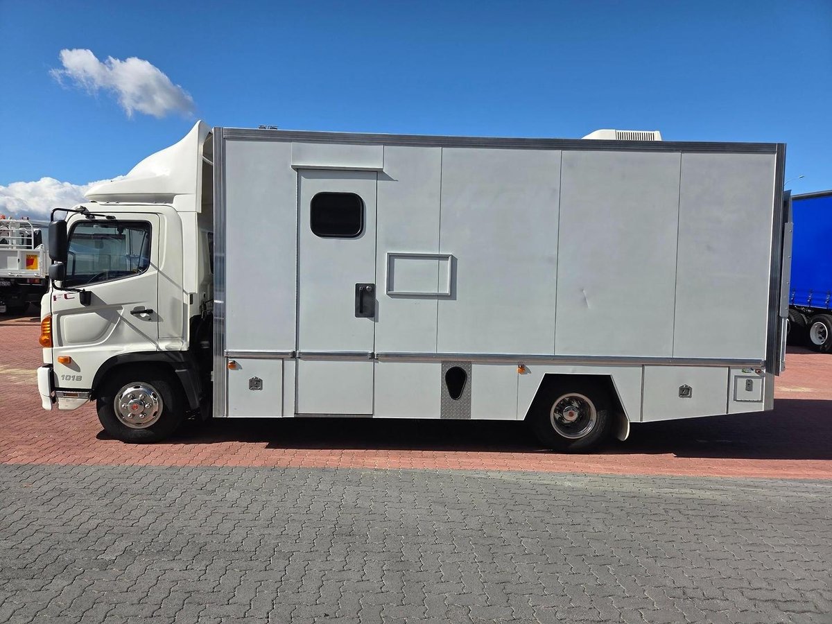 2010 Hino Fc 1018-500 Series Full Service Body And Lift image 40