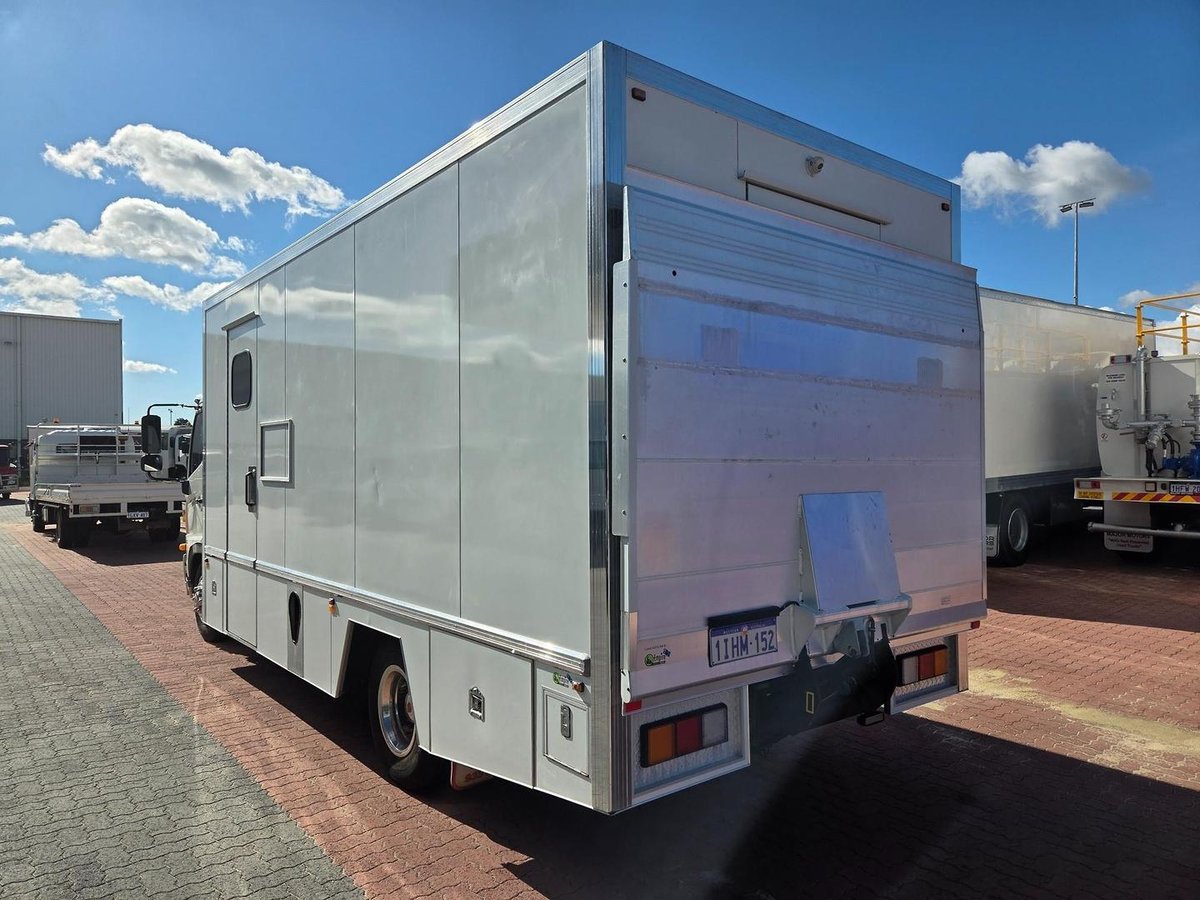 2010 Hino Fc 1018-500 Series Full Service Body And Lift image 38