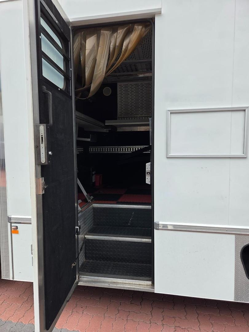 2010 Hino Fc 1018-500 Series Full Service Body And Lift image 3