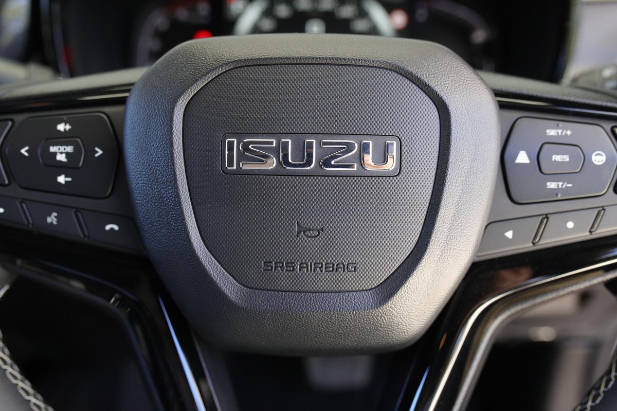 2026 Isuzu D-MAX BLADE MY25.5 4X4 Dual Range image 25