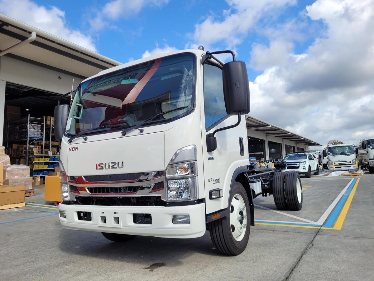 2025 Isuzu N Series image 6