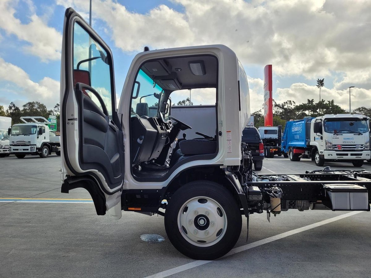 2025 Isuzu N Series image 9