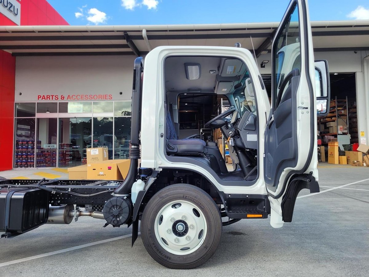 2025 Isuzu N Series image 7
