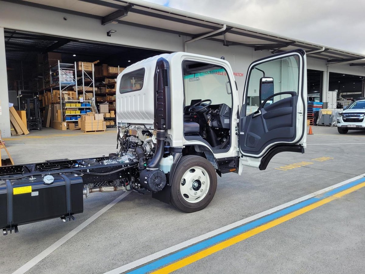 2025 Isuzu N Series image 8