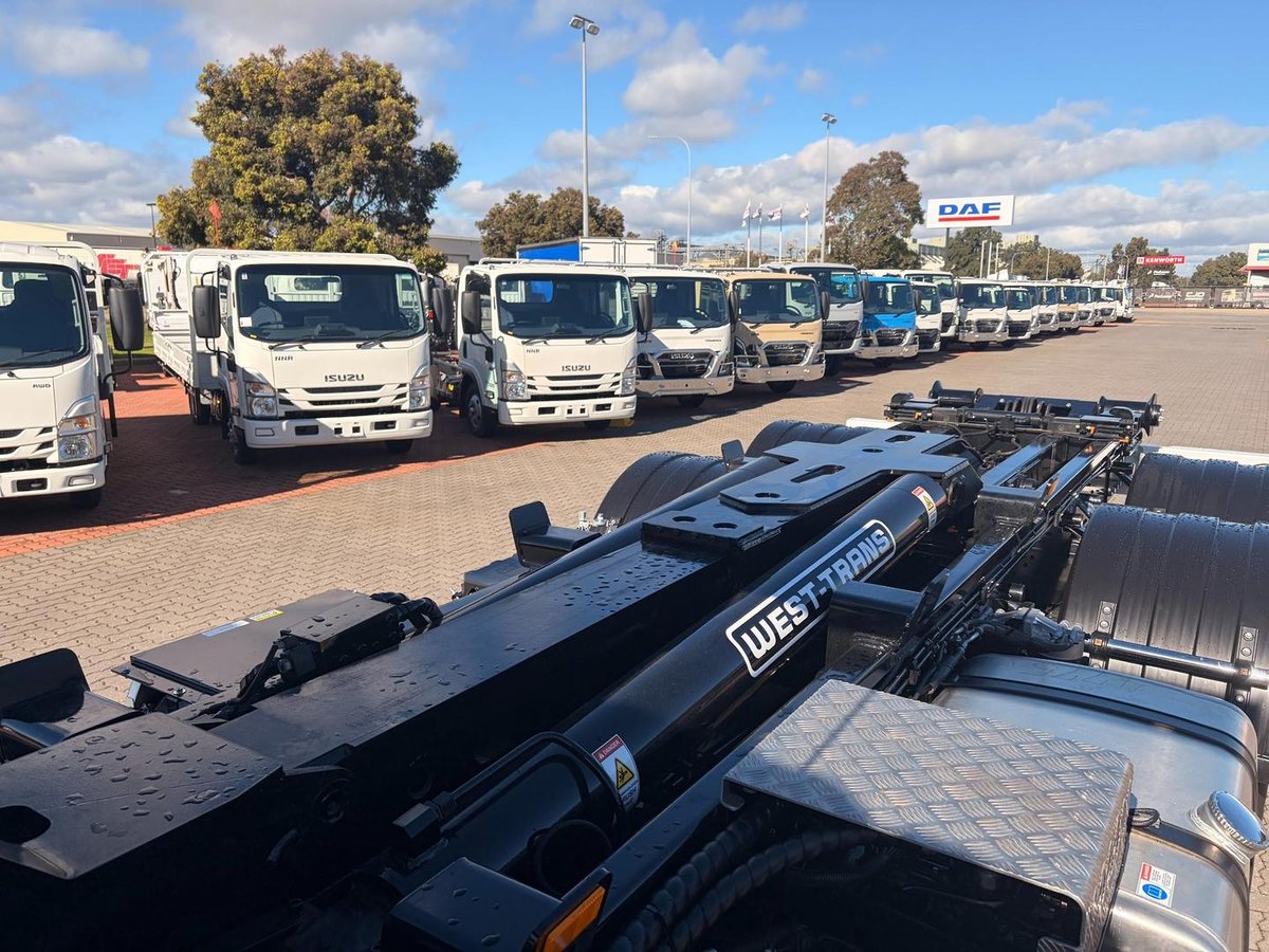 2026 Isuzu Fyh 320-355 At R58 8X4 Hook Lift image 7