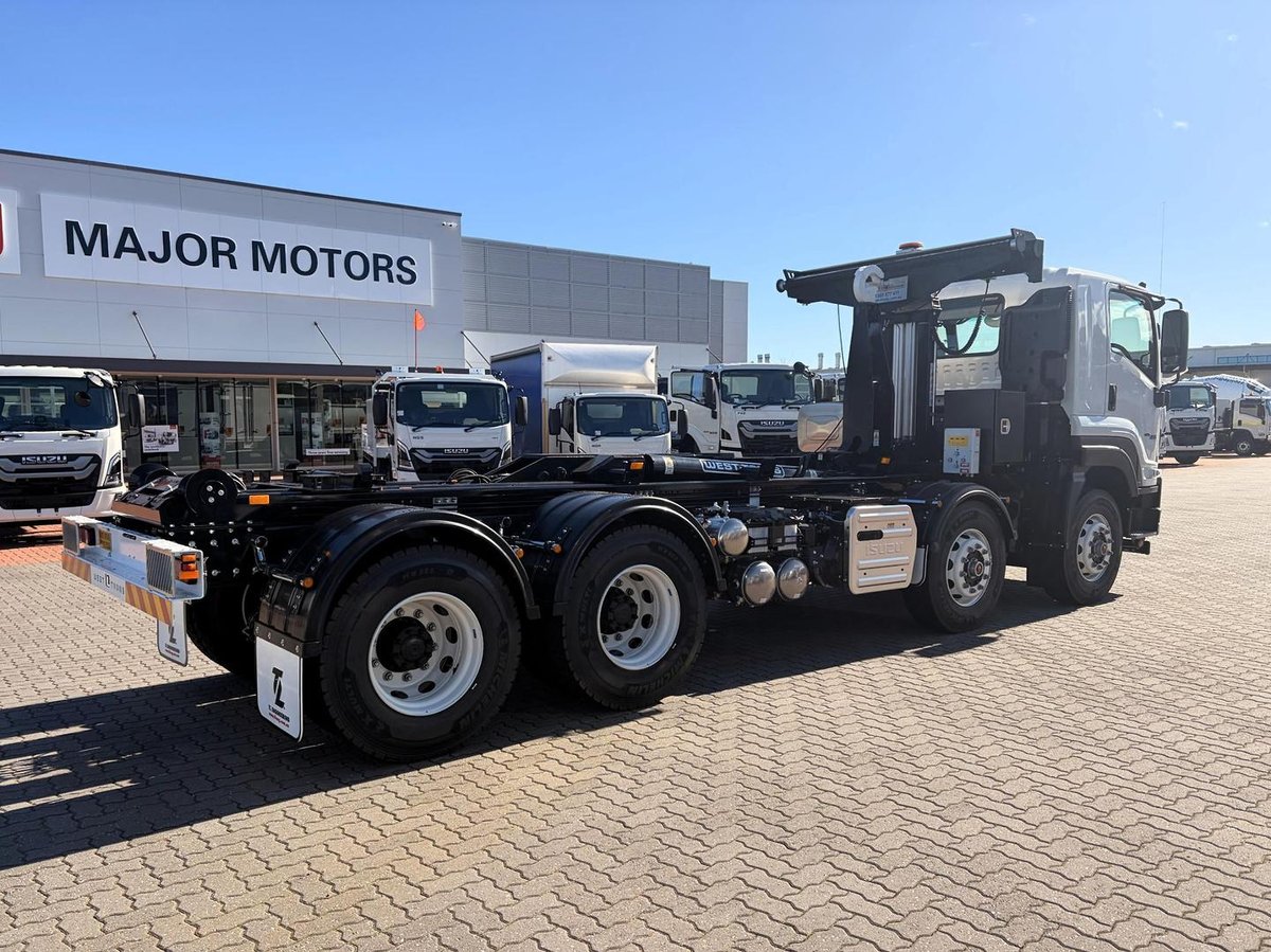 2026 Isuzu Fyh 320-355 At R58 8X4 Hook Lift image 9