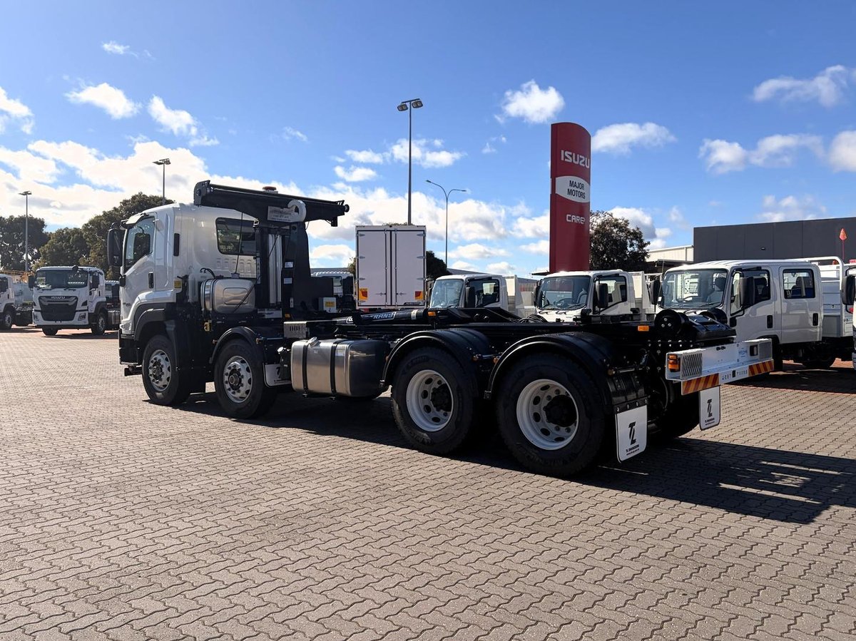 2026 Isuzu Fyh 320-355 At R58 8X4 Hook Lift image 5