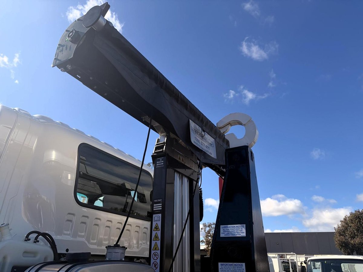 2026 Isuzu Fyh 320-355 At R58 8X4 Hook Lift image 13