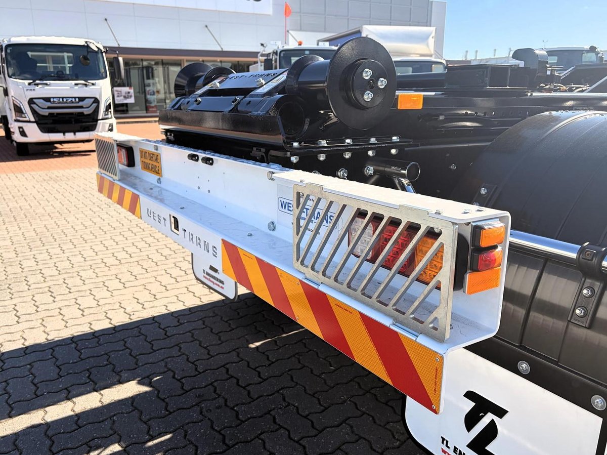 2026 Isuzu Fyh 320-355 At R58 8X4 Hook Lift image 11