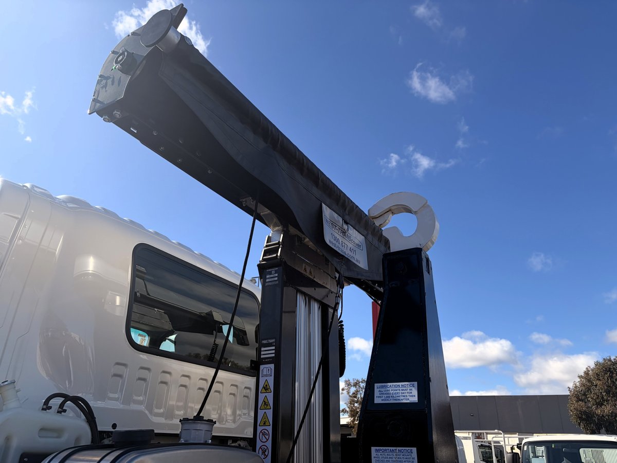 2026 Isuzu Trucks Fyh 320-355 At R58 8x4 Hook Lift image 13