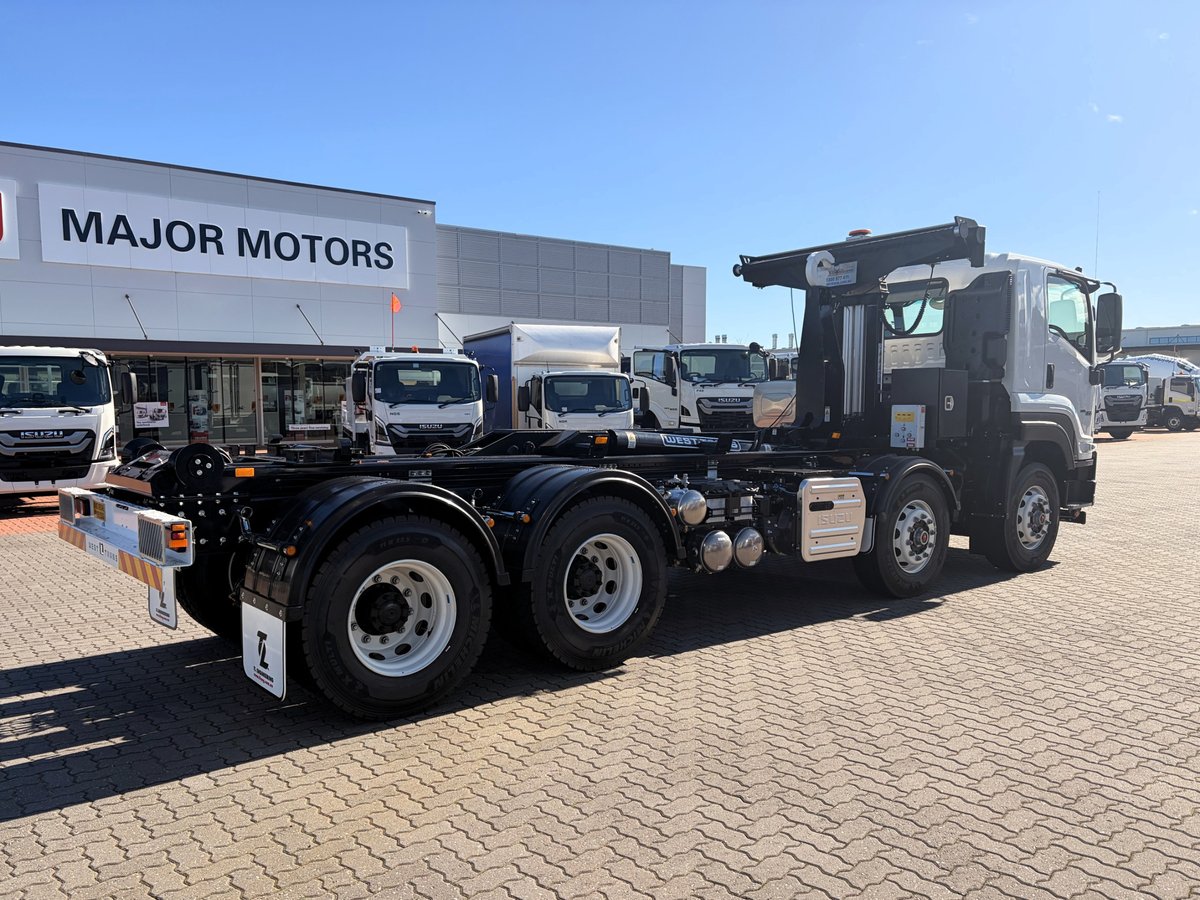 2026 Isuzu Trucks Fyh 320-355 At R58 8x4 Hook Lift image 9