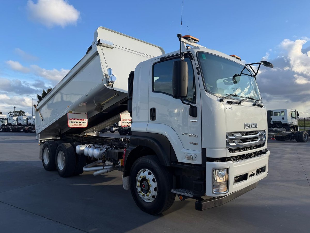 2022 Isuzu F Series FXZ240-350 image 12