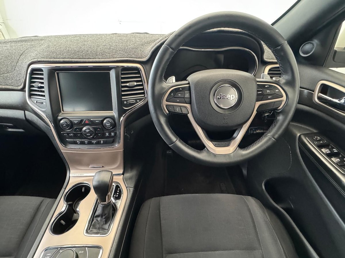 2017 Jeep Grand Cherokee Laredo WK MY17 4X4 Dual Range image 9