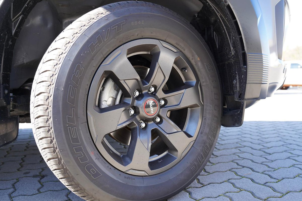 2025 Isuzu D-MAX X-TERRAIN MY25.5 4X4 Dual Range image 9