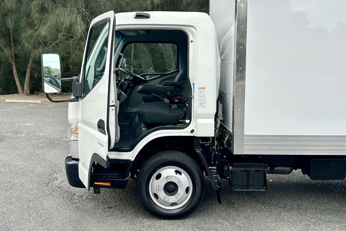 2020 Fuso Canter 515 image 24