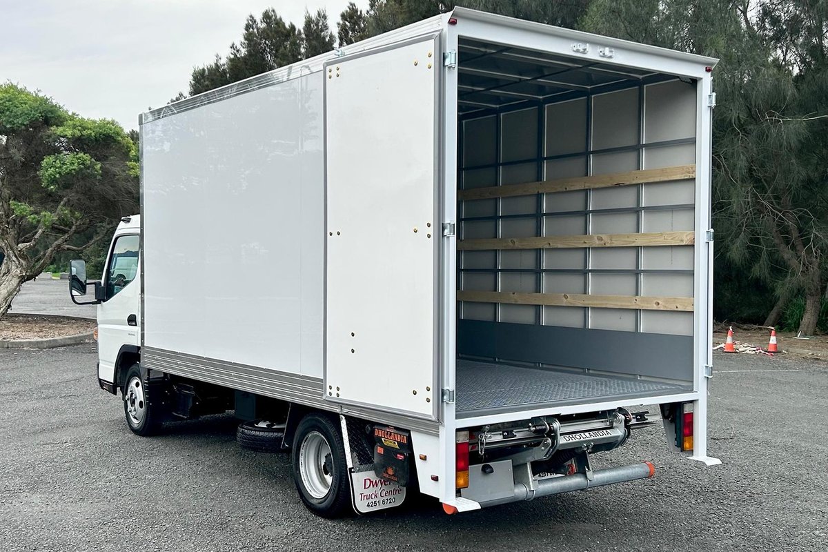 2020 Fuso Canter 515 image 9