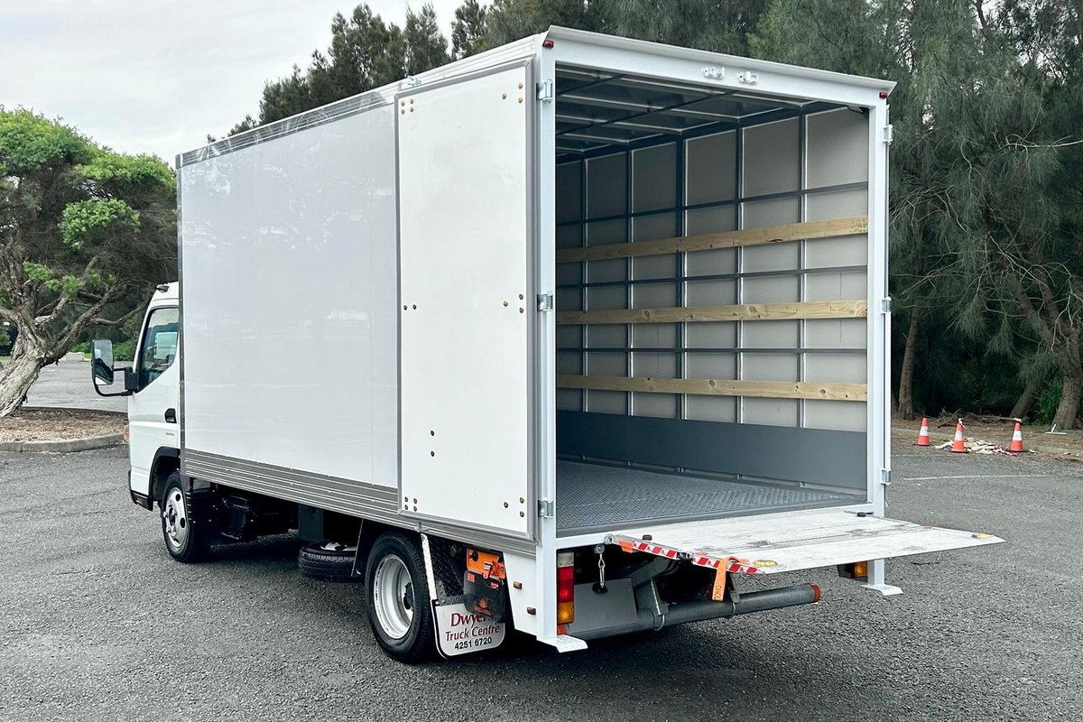 2020 Fuso Canter 515 image 18