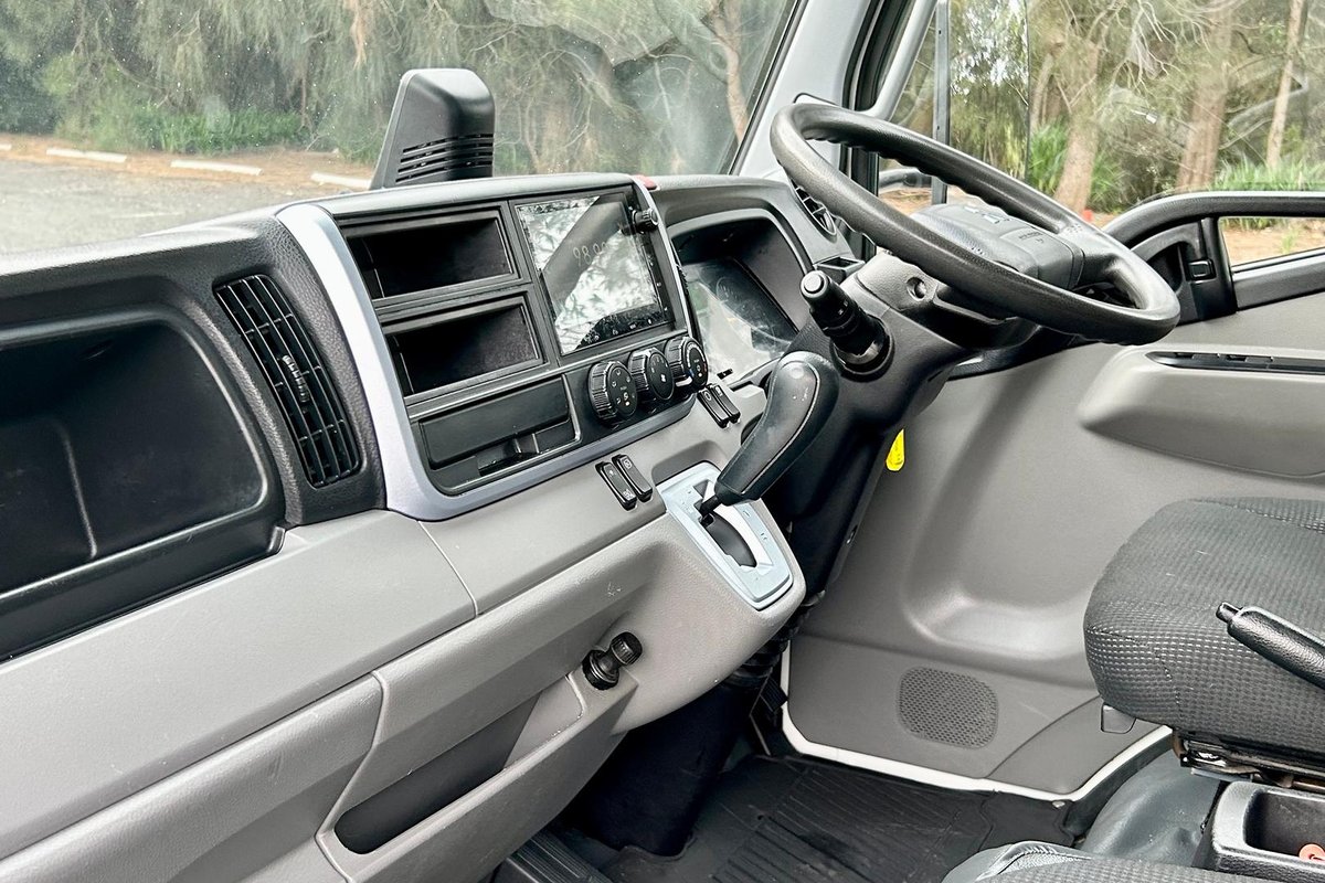 2020 Fuso Canter 515 image 26