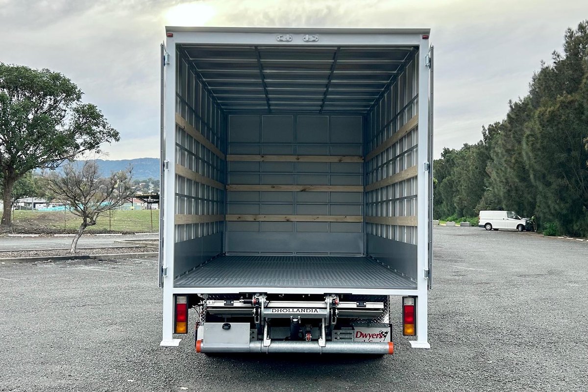 2020 Fuso Canter 515 image 11