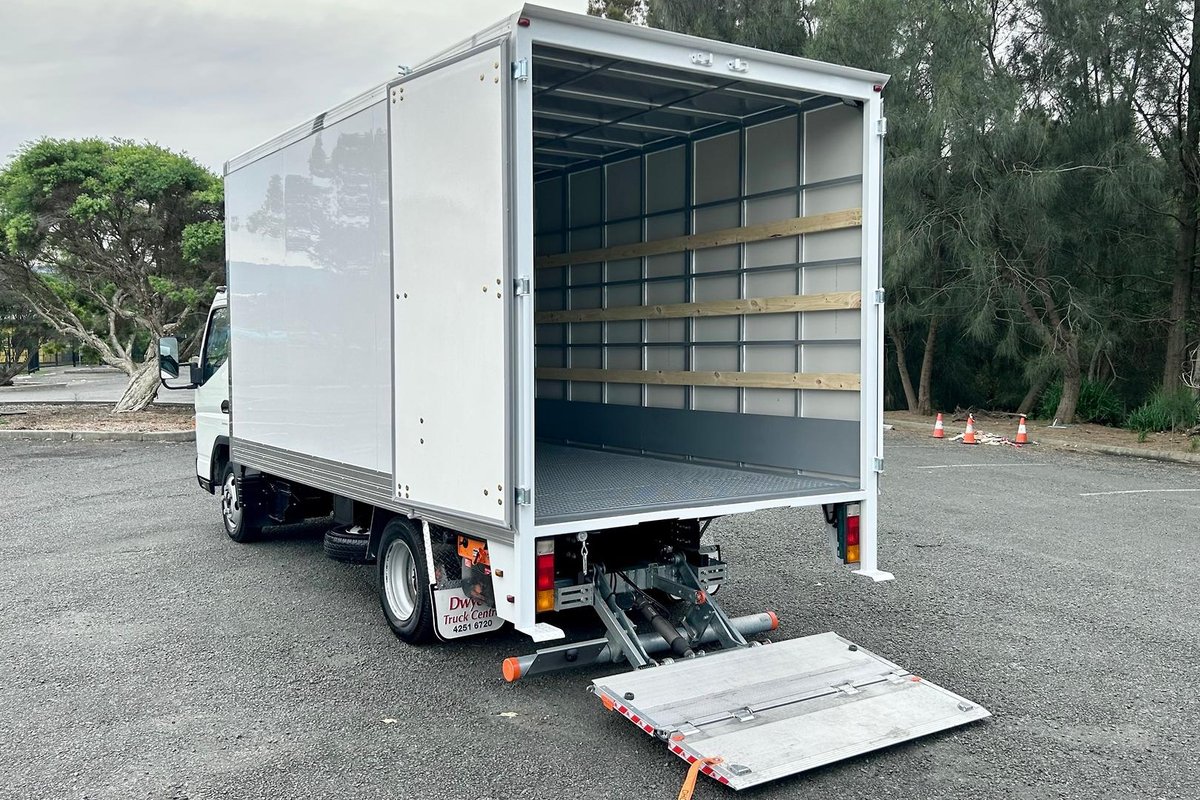 2020 Fuso Canter 515 image 13