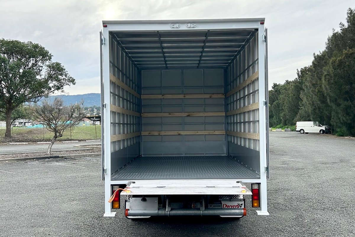 2020 Fuso Canter 515 image 19
