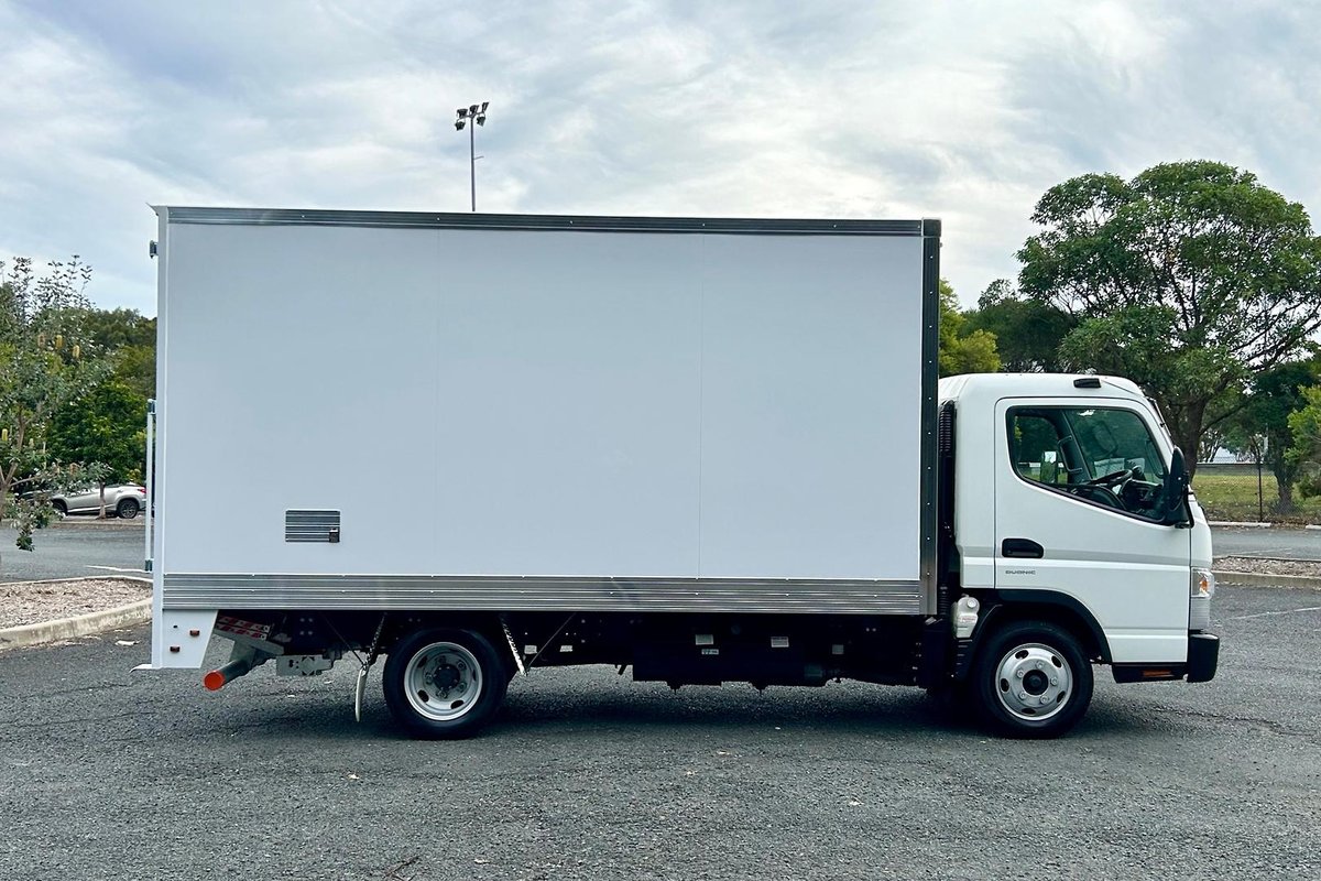 2020 Fuso Canter 515 image 2