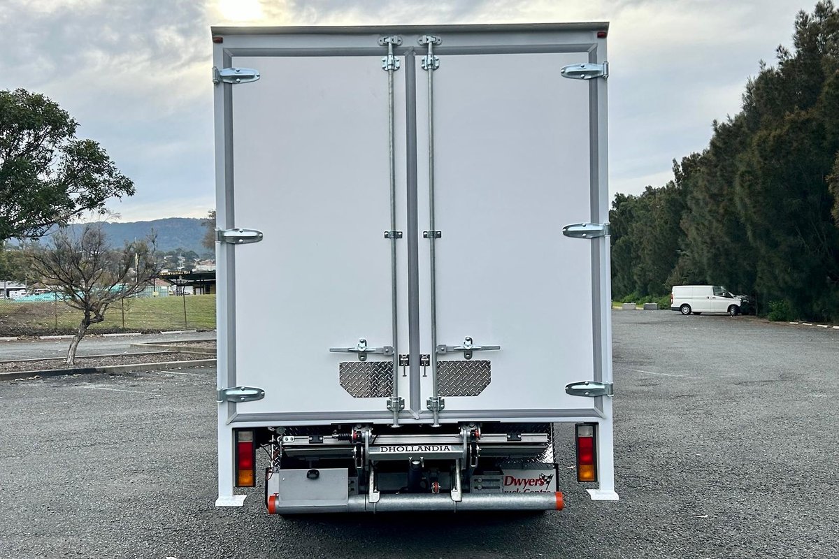 2020 Fuso Canter 515 image 4