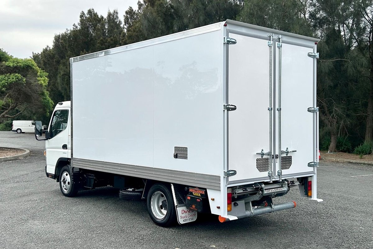 2020 Fuso Canter 515 image 5