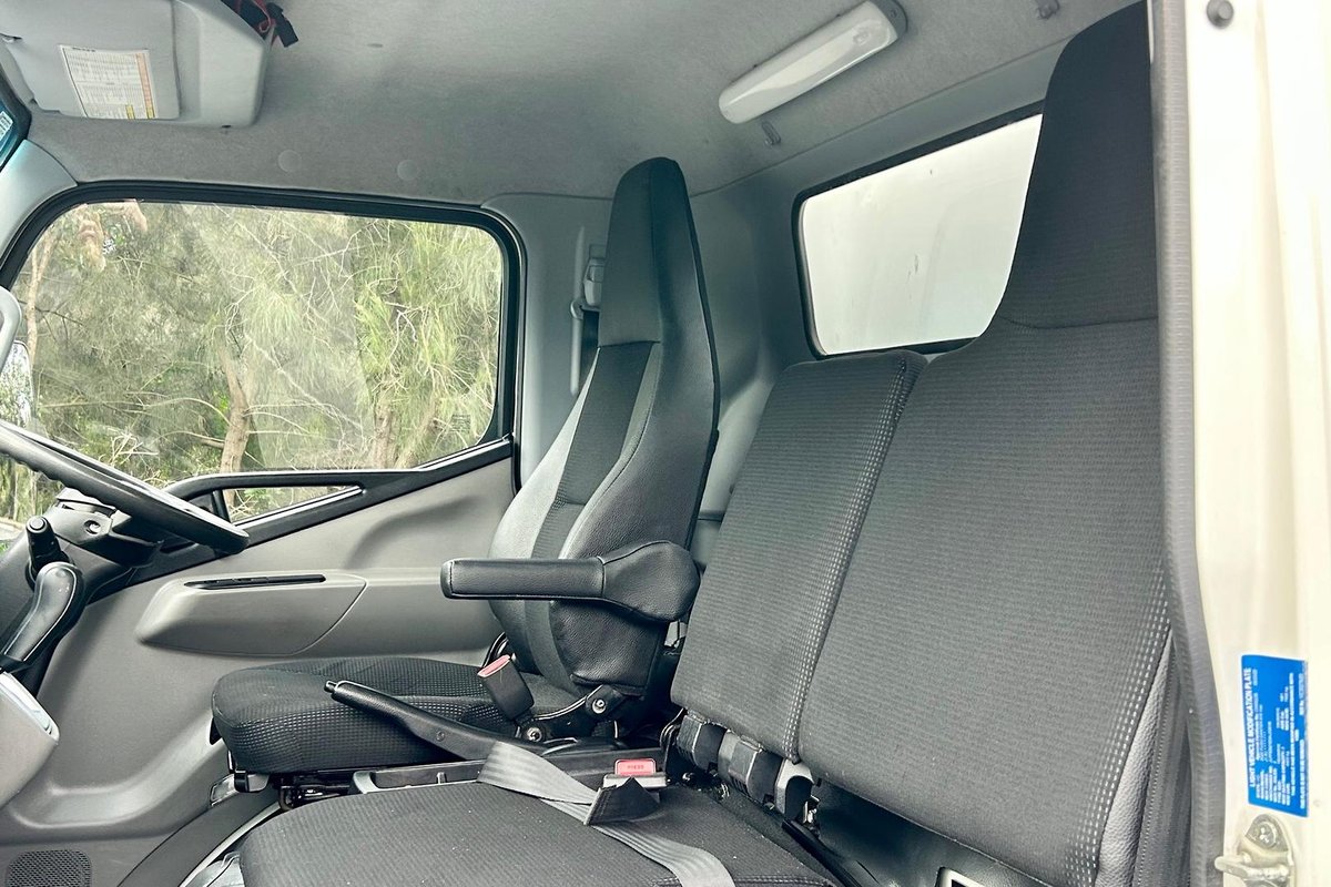 2020 Fuso Canter 515 image 30