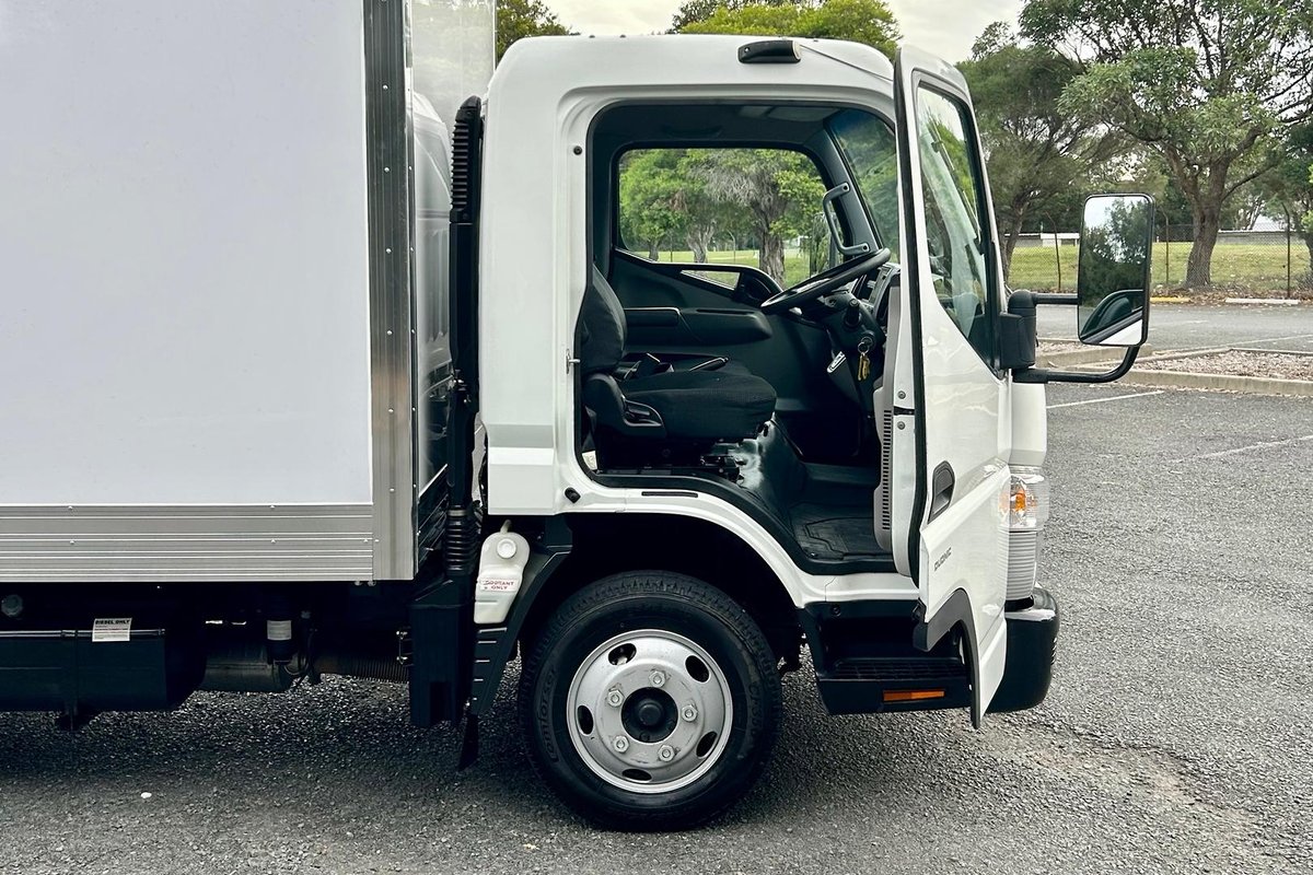 2020 Fuso Canter 515 image 23