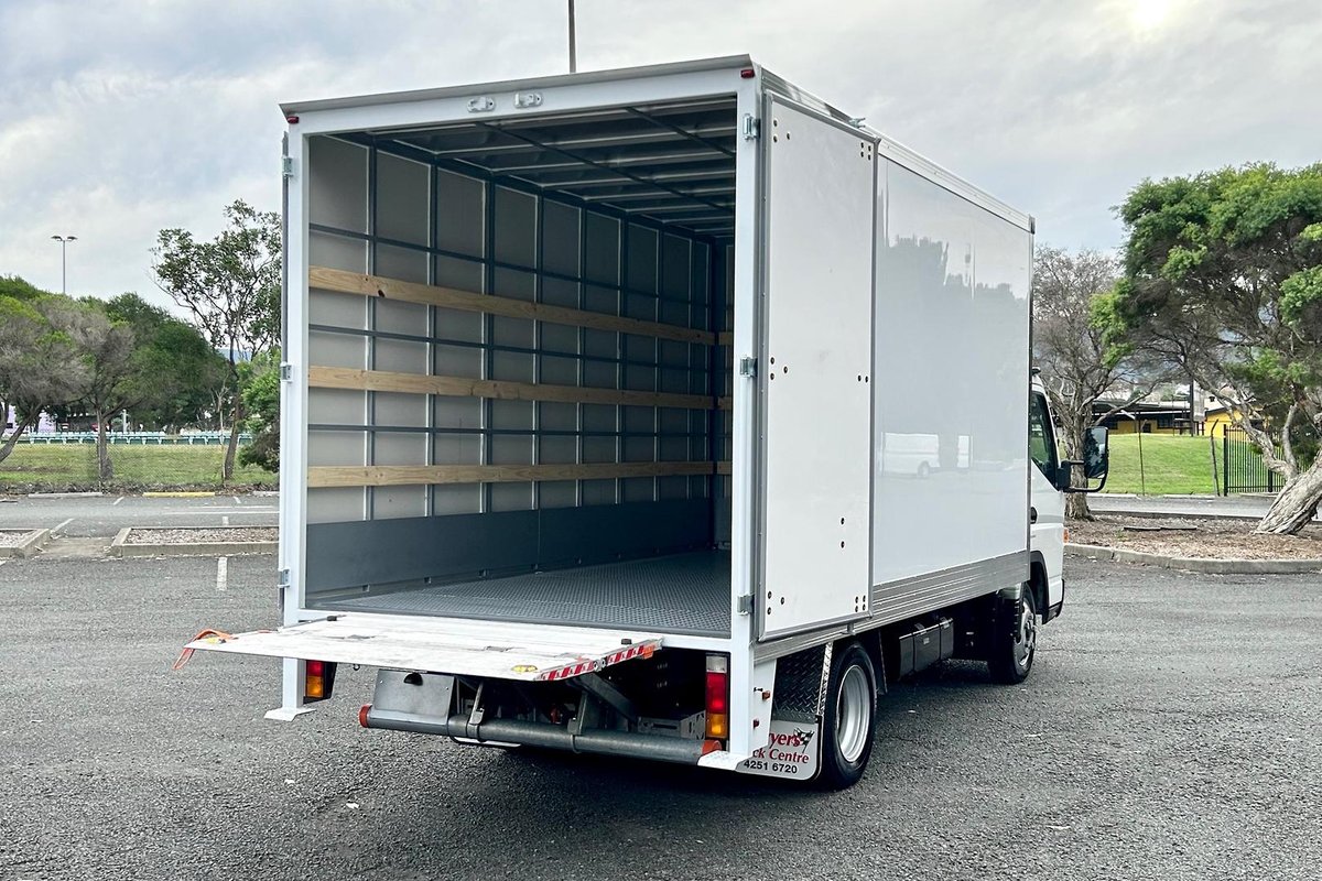 2020 Fuso Canter 515 image 20