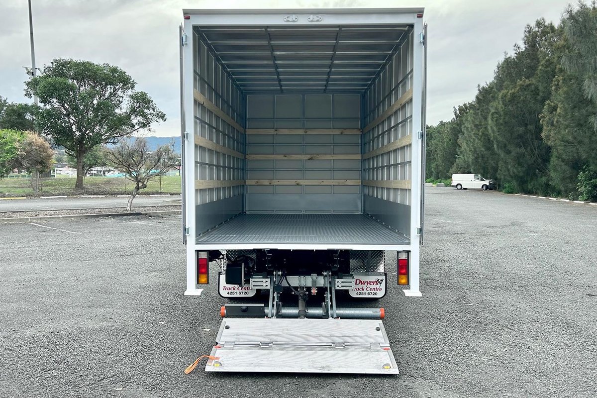2020 Fuso Canter 515 image 14