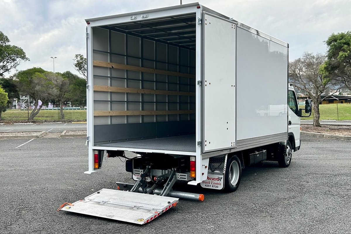 2020 Fuso Canter 515 image 15