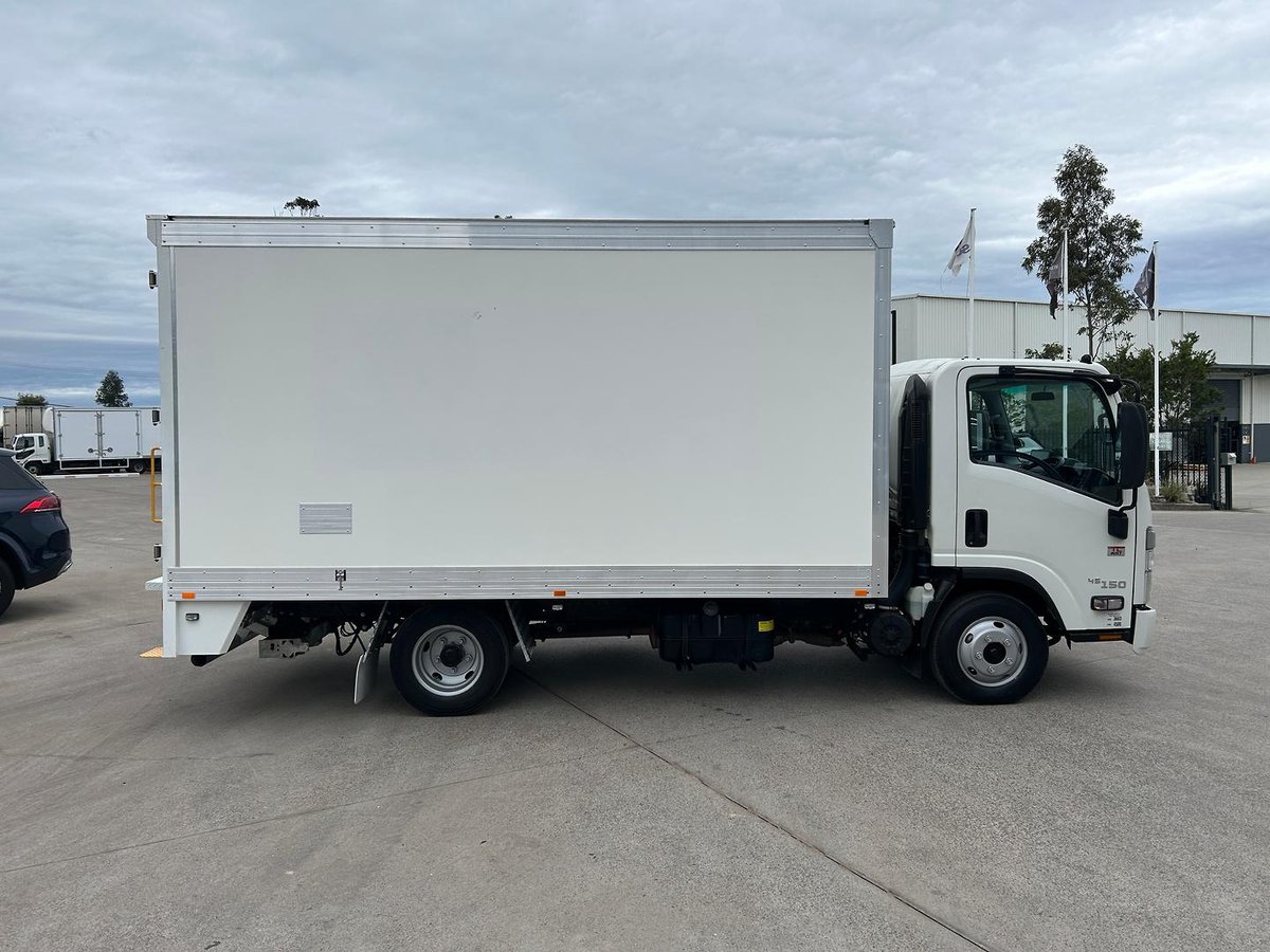 2023 Isuzu N Series NNR 45-150 Vanpack image 9