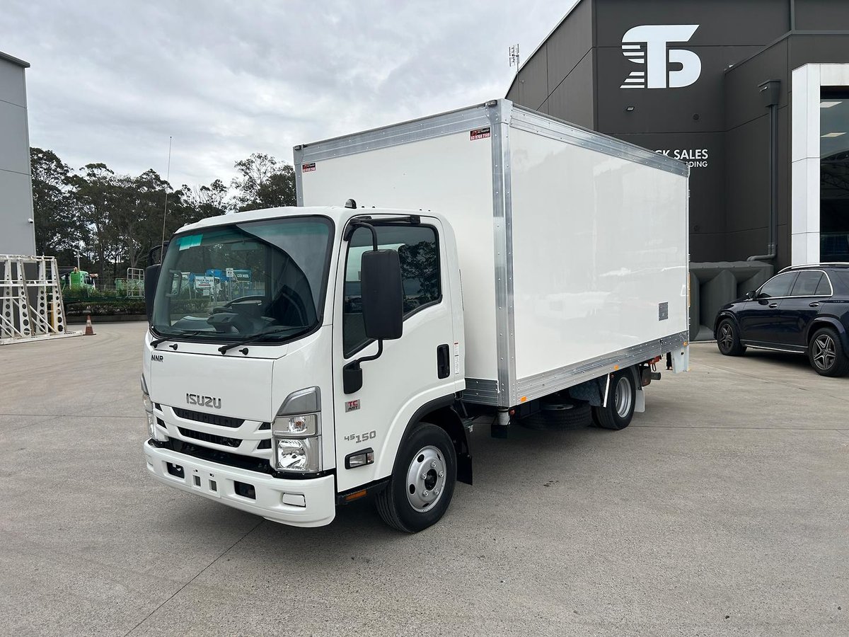 2023 Isuzu N Series NNR 45-150 Vanpack image 3
