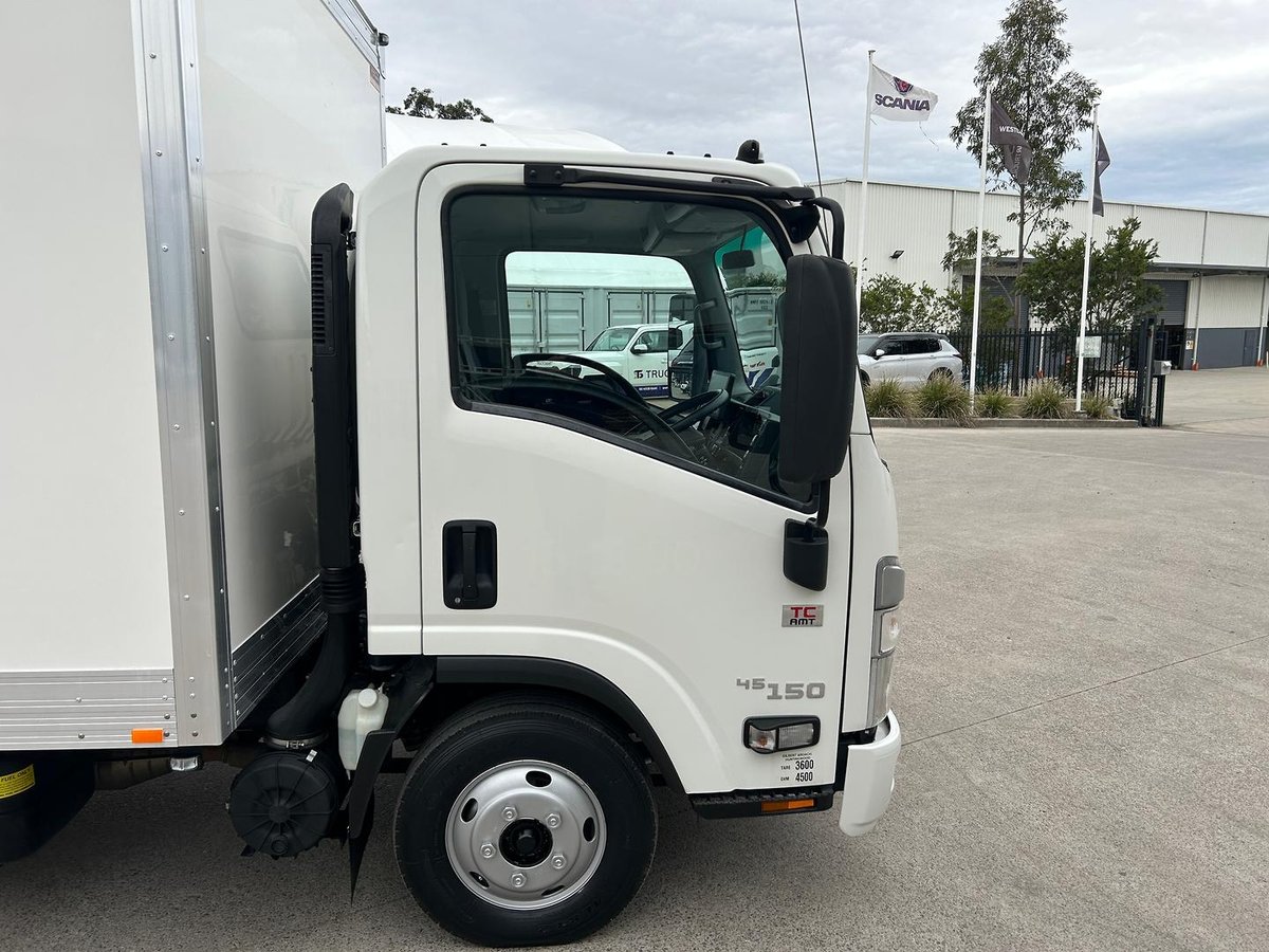 2023 Isuzu N Series NNR 45-150 Vanpack image 10